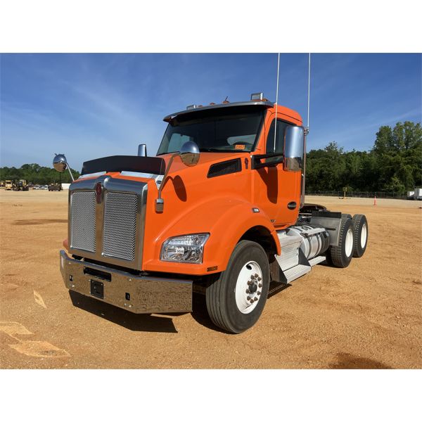 2020 KENWORTH T880 Day Cab Truck
