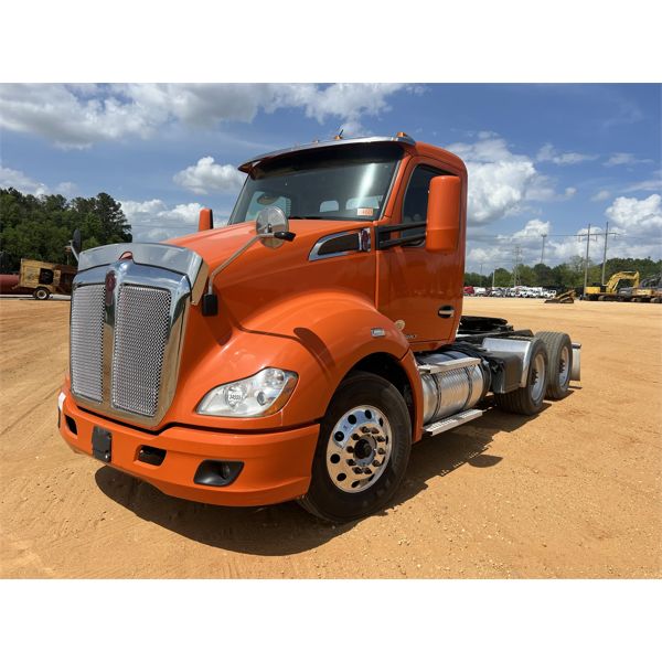 2020 KENWORTH T680 Day Cab Truck