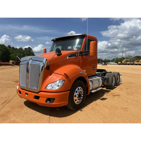 2020 KENWORTH T680 Day Cab Truck