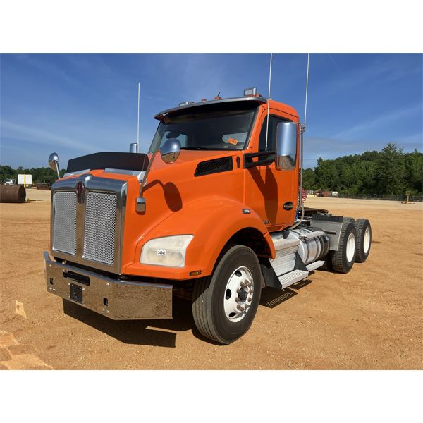 2020 KENWORTH T880 Day Cab Truck