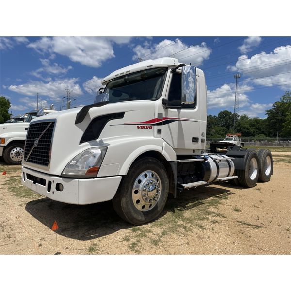2017 VOLVO VNL Day Cab Truck