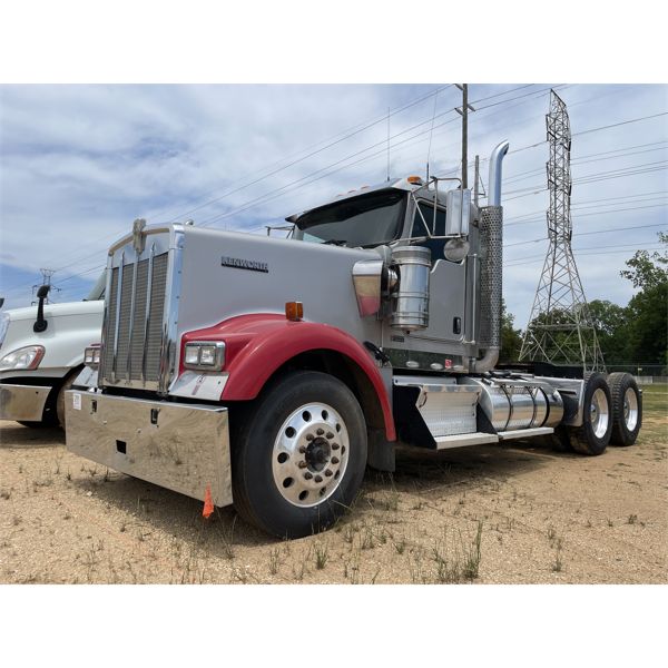 2014 KENWORTH W900 Day Cab Truck
