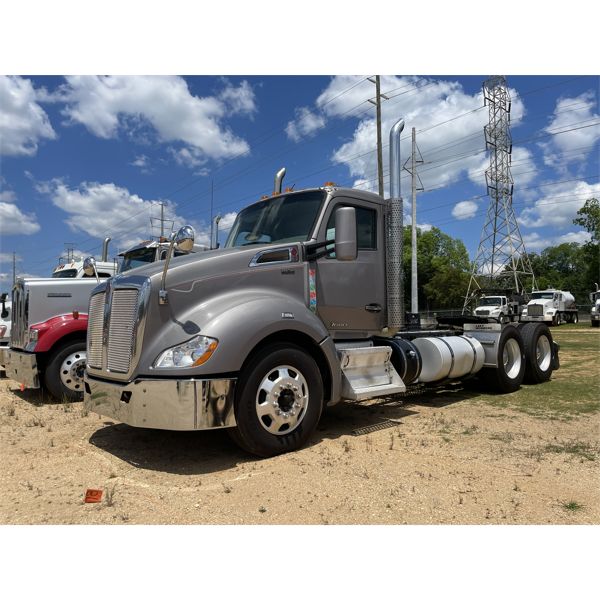2014 KENWORTH T680 Day Cab Truck