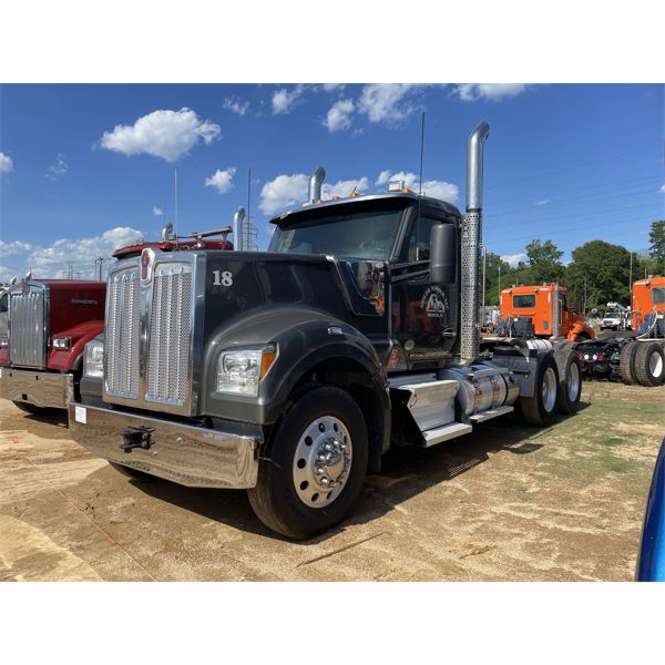 2020 KENWORTH W990 Day Cab Truck