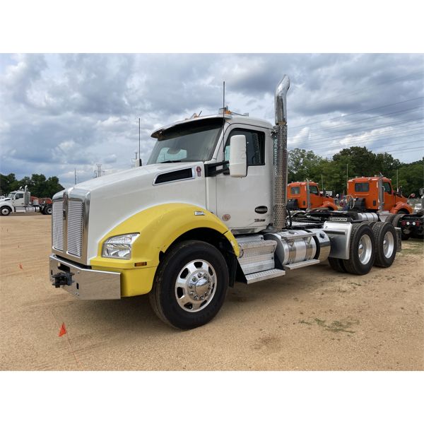 2022 KENWORTH T880 Day Cab Truck