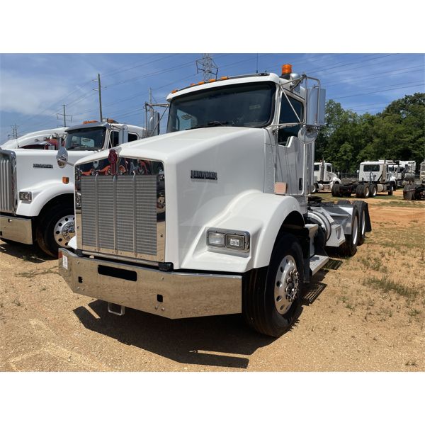 2012 KENWORTH T800 Day Cab Truck