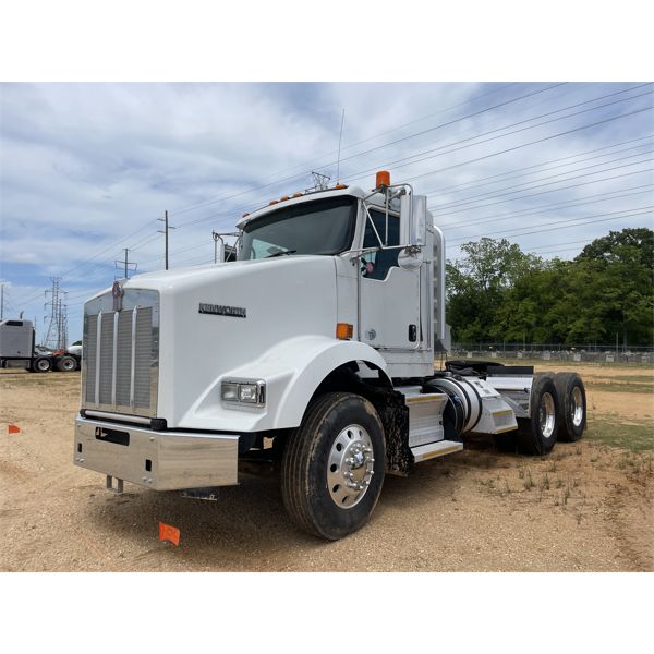 2012 KENWORTH T800 Day Cab Truck