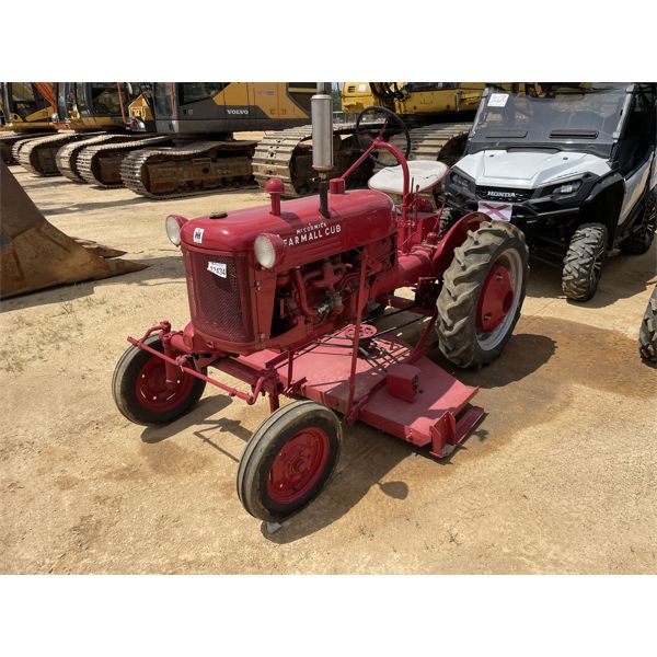 INTERNATIONAL HARVESTER FARMALL CUB Farm Tractor