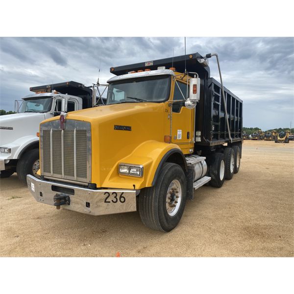 2010 KENWORTH T800 Dump Truck