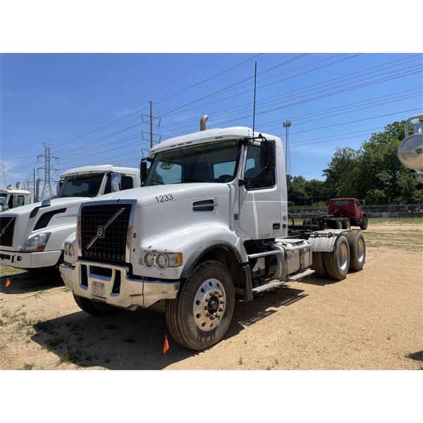 2017 VOLVO VHD Day Cab Truck