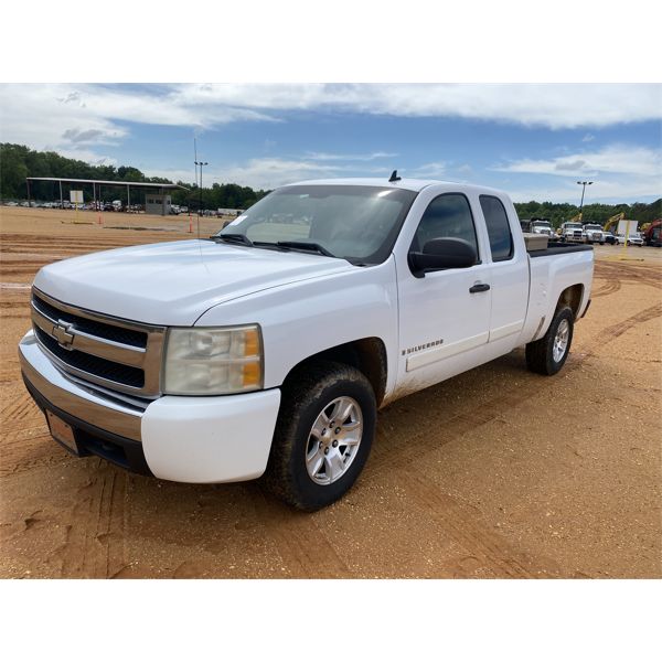 2008 CHEVROLET SILVERADO LT Pickup Truck
