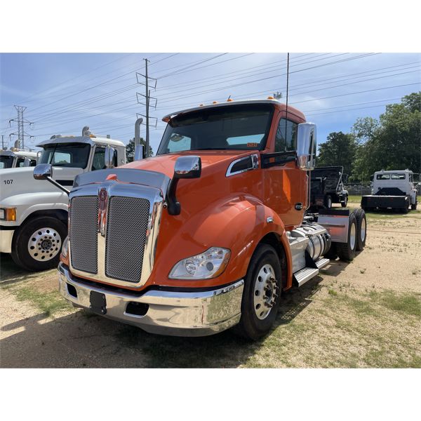 2018 KENWORTH T680 Day Cab Truck