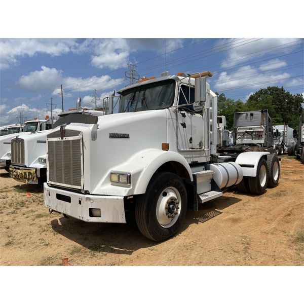 2002 KENWORTH T800 Day Cab Truck