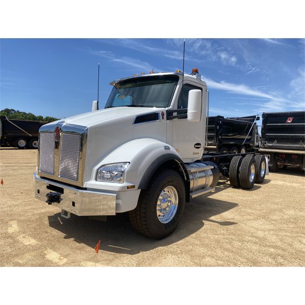 2024 KENWORTH T880 Cab and Chassis Truck