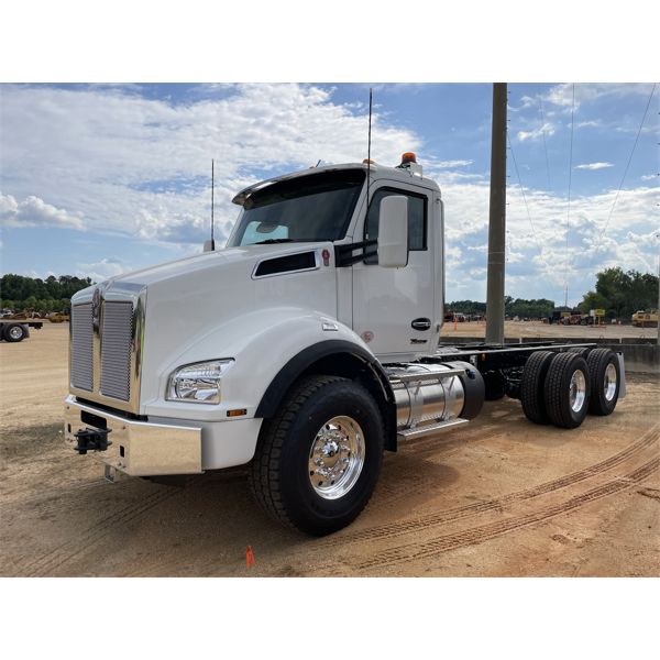 2024 KENWORTH T880 Cab and Chassis Truck