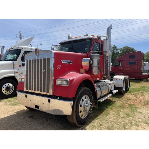 2010 KENWORTH W900L Day Cab Truck