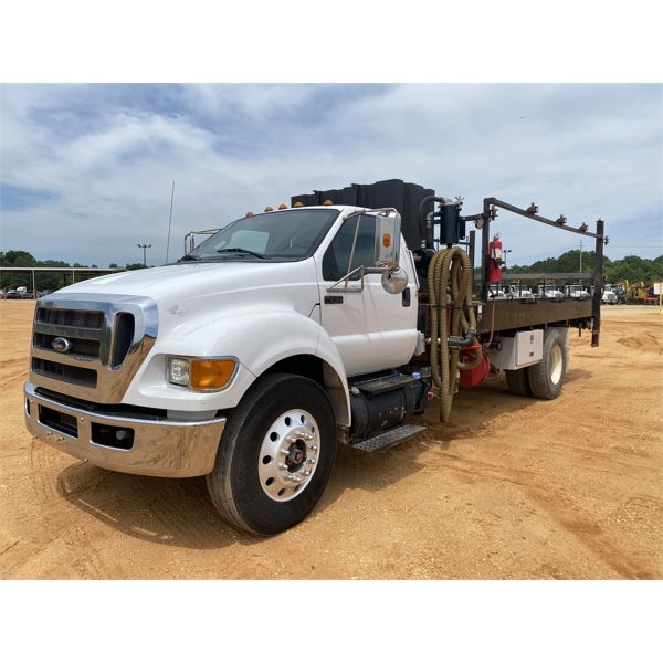 2013 FORD F750 PORTABLE RESTROOM PUMP TRUCK