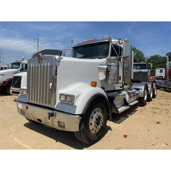 2014 KENWORTH W900L Day Cab Truck