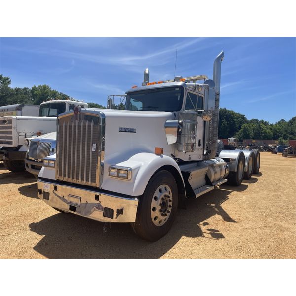 2013 KENWORTH W900L Day Cab Truck