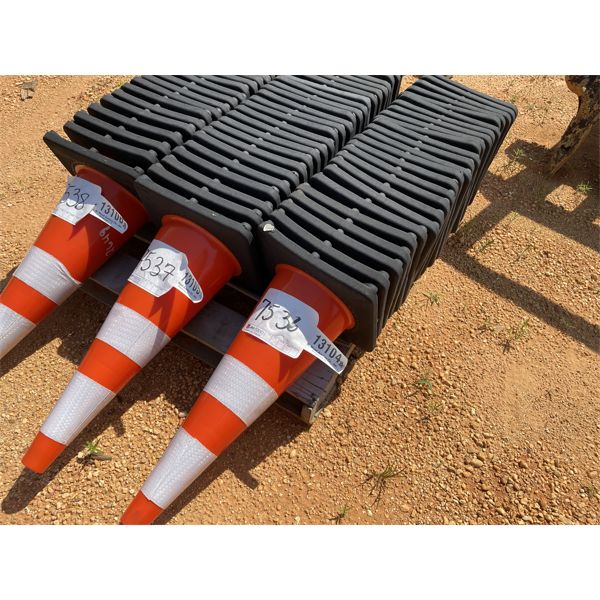 (25) SAFETY CONES