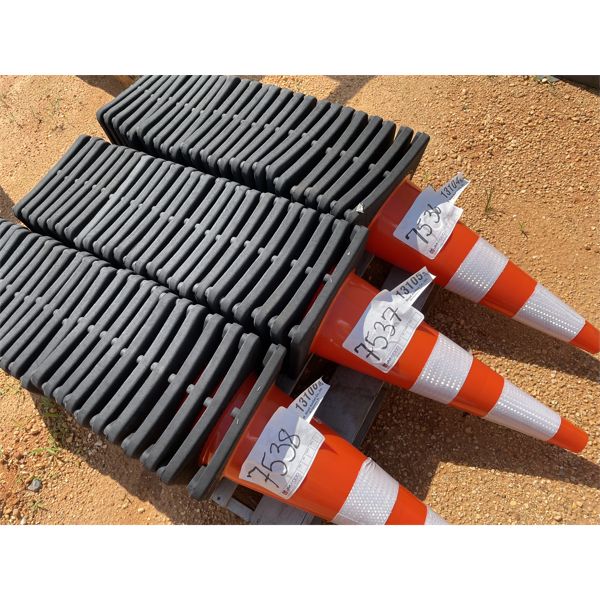 (25) SAFETY CONES