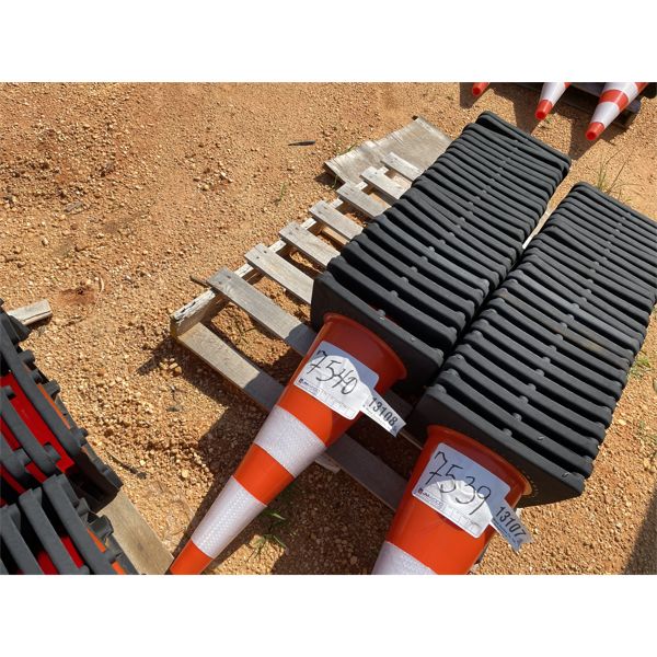 (25) SAFETY CONES