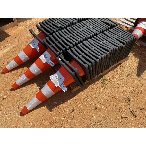 (25) SAFETY CONES