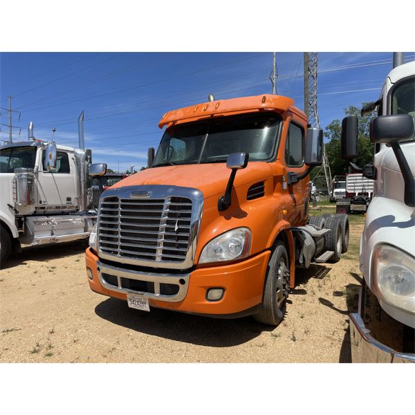 2013 FREIGHTLINER CASCADIA Day Cab Truck