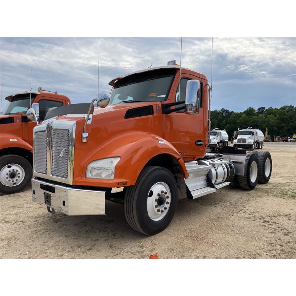 2020 KENWORTH T880 Day Cab Truck