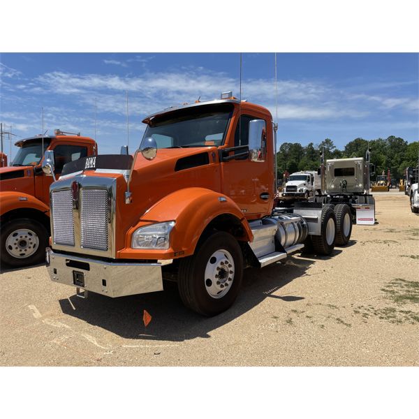 2020 KENWORTH T880 Day Cab Truck
