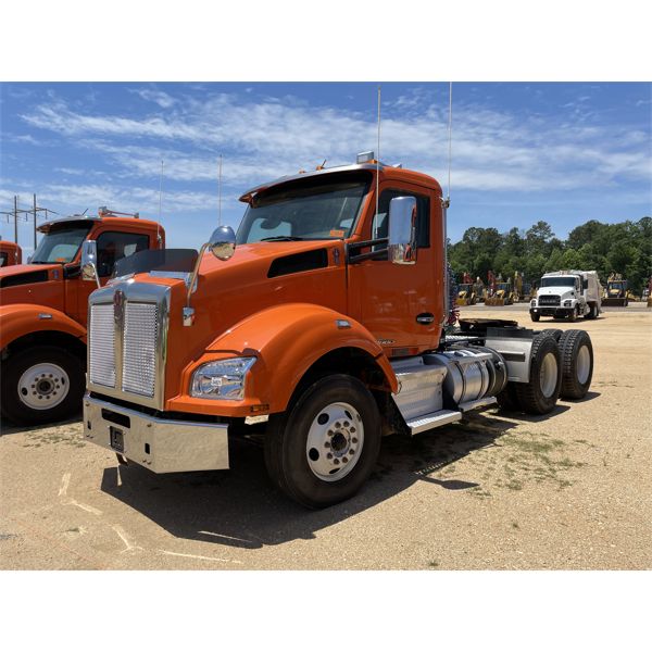 2020 KENWORTH T880 Day Cab Truck