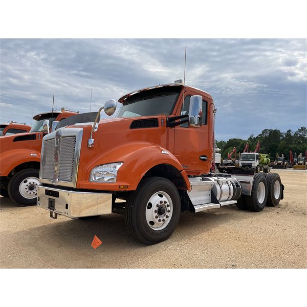 2020 KENWORTH T880 Day Cab Truck