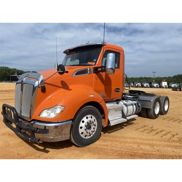 2018 KENWORTH T680 Day Cab Truck