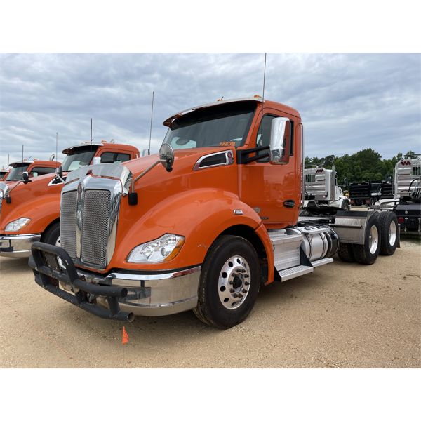 2019 KENWORTH T680 Day Cab Truck