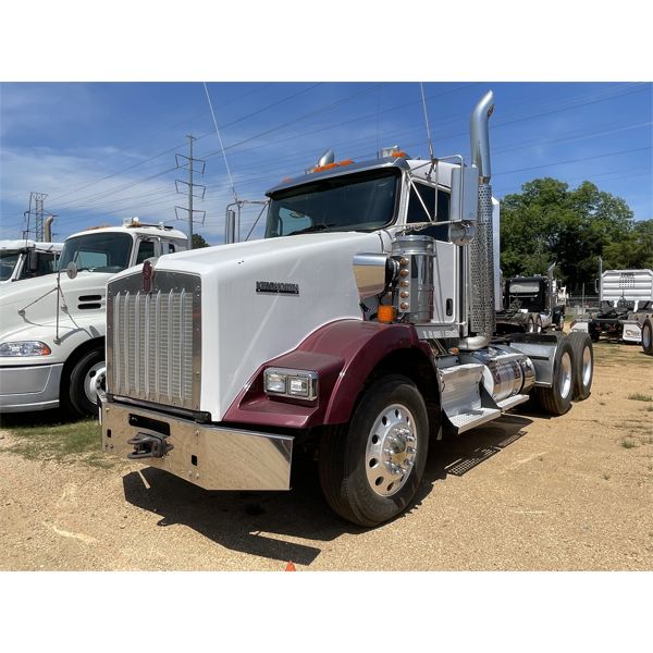 2016 KENWORTH T800 Day Cab Truck