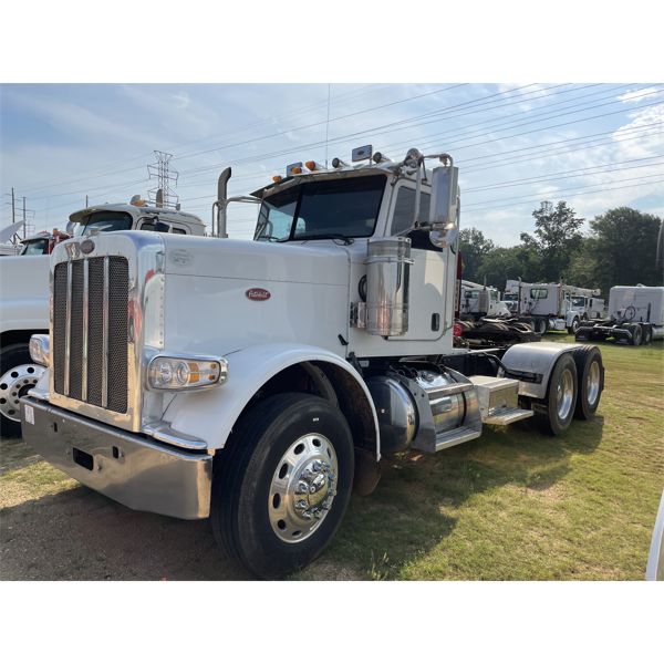 2009 PETERBILT 388 Day Cab Truck