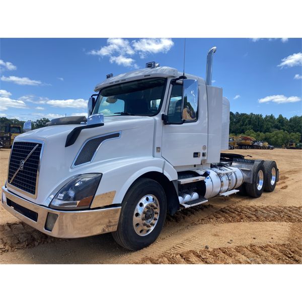 2015 VOLVO  Day Cab Truck