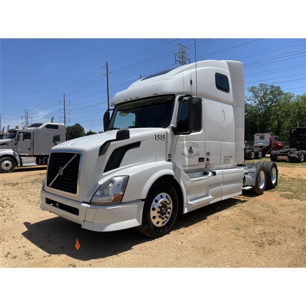2015 VOLVO VNL Sleeper Truck