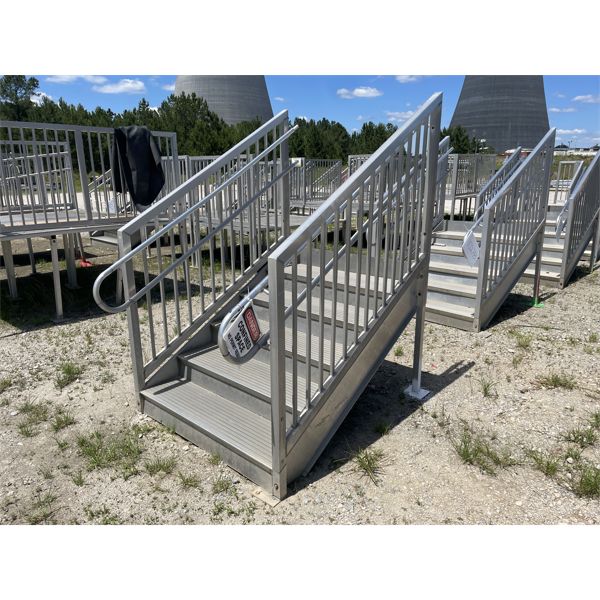 ALUMINUM STAIRS W/ PLATFORM