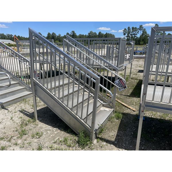 ALUMINUM STAIRS W/ PLATFORM