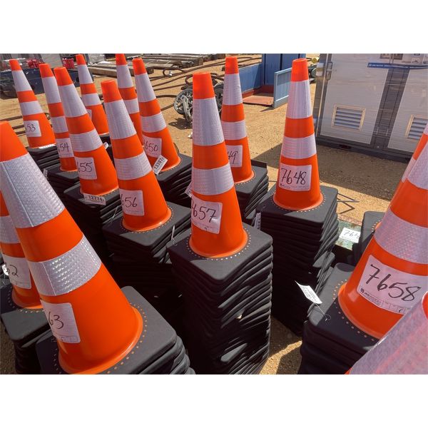 (25) SAFETY CONES
