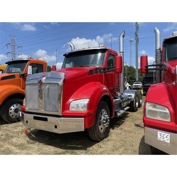 2017 KENWORTH T880 Day Cab Truck