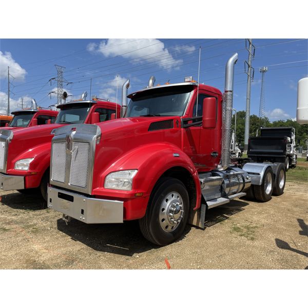 2017 KENWORTH T880 Day Cab Truck