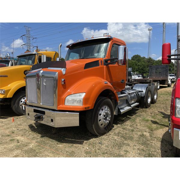 2017 KENWORTH T880 Day Cab Truck