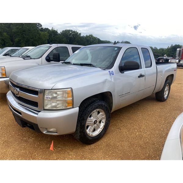 2011 CHEVROLET SILVERADO LT Pickup Truck