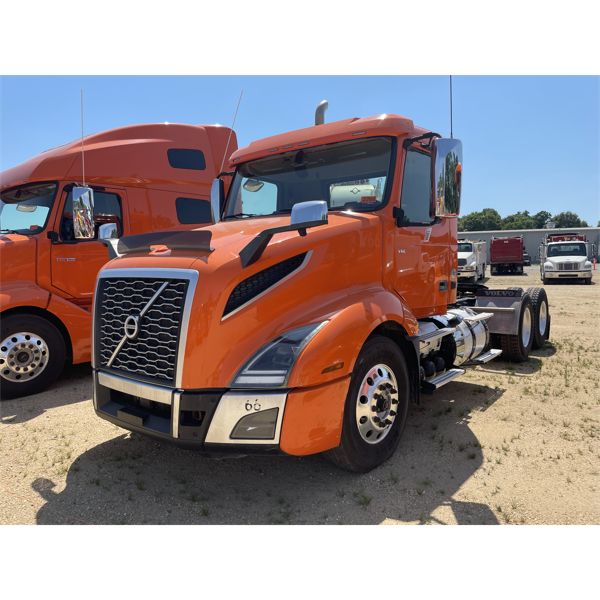 2019 VOLVO VNL Day Cab Truck