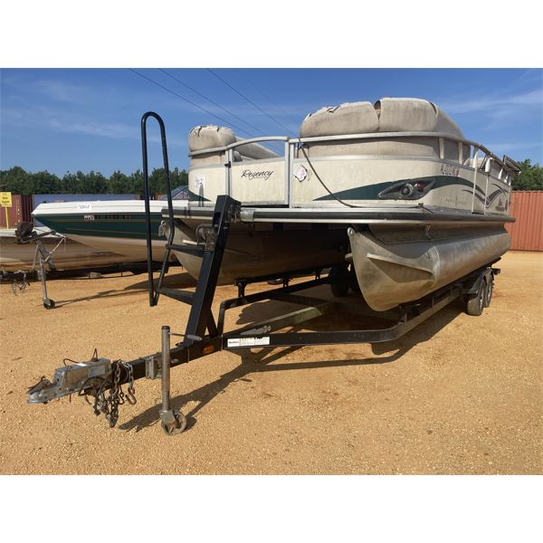 SUN TRACKER 22 PARTY BARGE PONTOON Boat