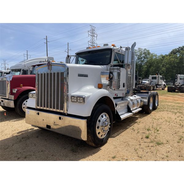 2012 KENWORTH W900B Day Cab Truck