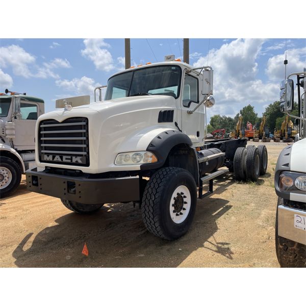 2009 MACK GU813 Cab and Chassis Truck