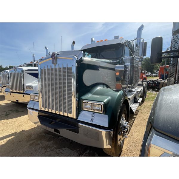 2021 KENWORTH W900L Day Cab Truck